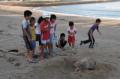 ウミガメの産卵　4(海亀を見守る子供たち)