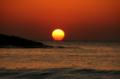 2月21日　白鶴浜からの夕日(白鶴浜中央突堤付近撮影の夕日です。水平線に沈む様子です。)